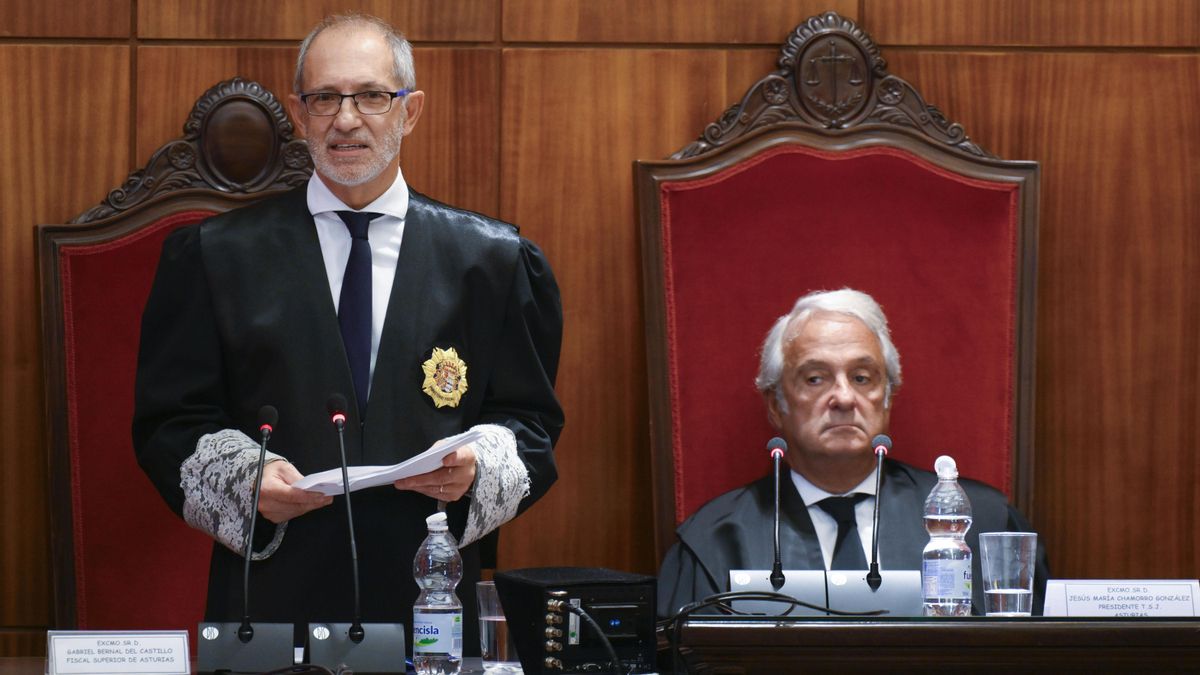 El fiscal superior del Principado de Asturias, Gabriel Bernal, de pie, durante su intervención. A la derecha, el presidente del Tribunal Superior de Justicia de Asturias (TSJA) Jesús María Chamorro, durante el solemne acto de apertura del año judicial.