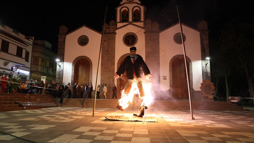 Putin arde en la tradicional Quema de Judas de Valleseco como muestra de rechazo a una guerra "sin sentido"
