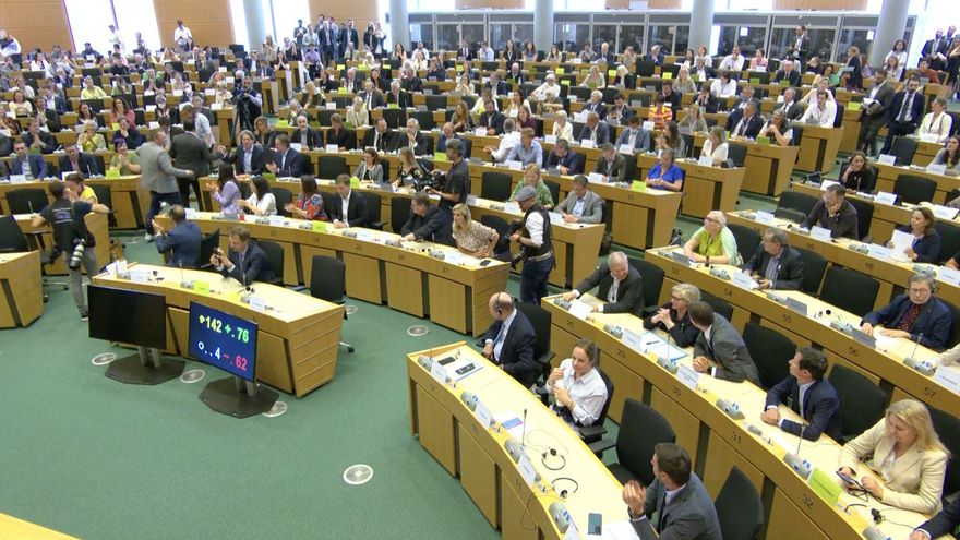 Aplausos en la reunión conjunta de las comisiones de Economía y Medio Ambiente, el 14 de junio de 2022 en la sede de Bruselas del Parlamento Europeo.