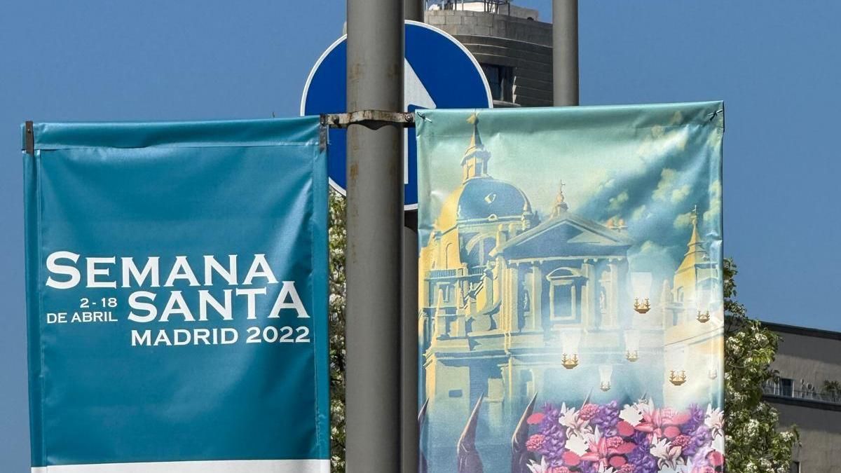 El Ayuntamiento de Madrid se lía con las fechas y coloca banderas de la Semana Santa de hace tres años en Gran Vía