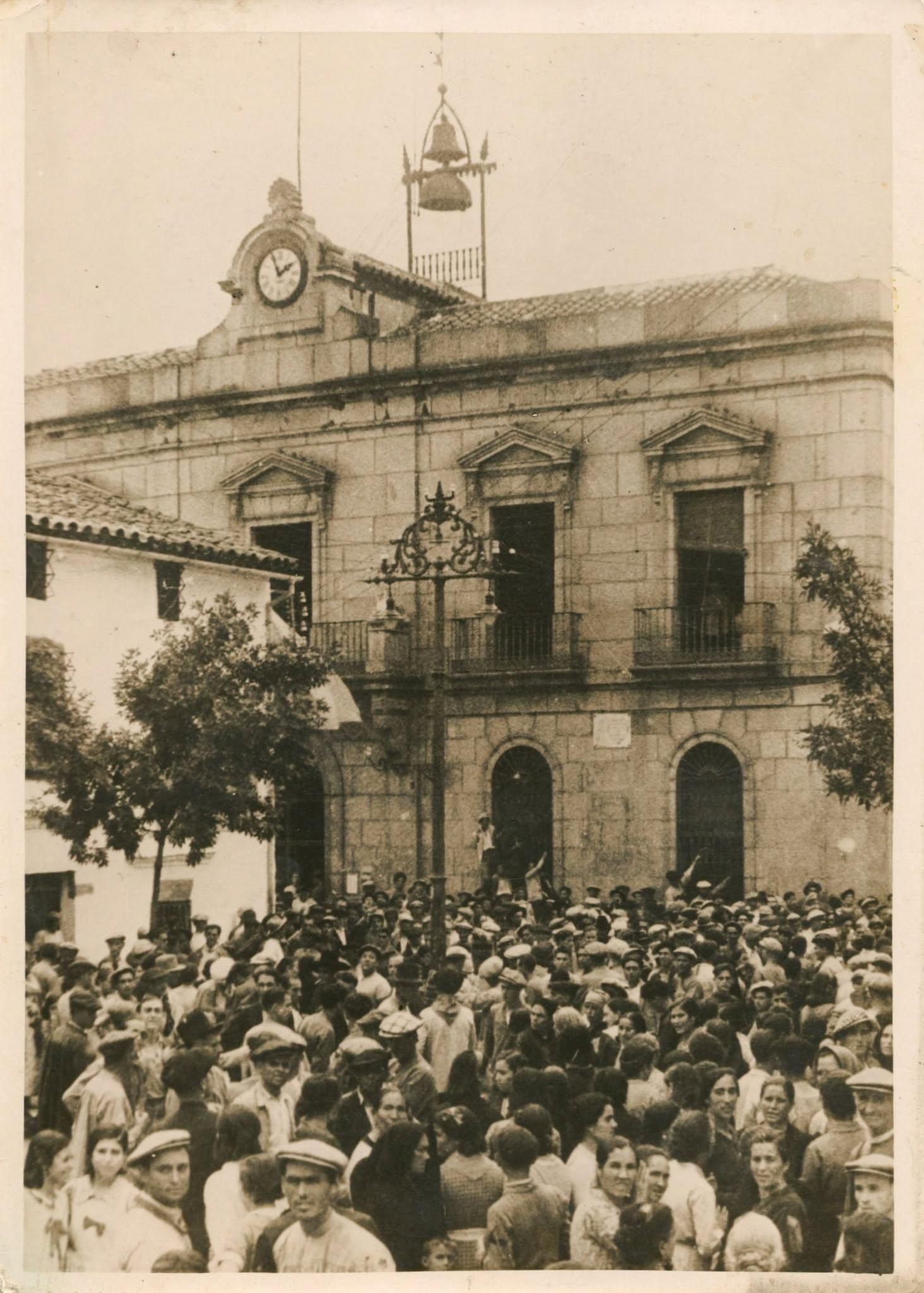 Concentración de ciudadanos ante el Ayuntamiento de Pozoblanco | Fondo Keystone Universidad de Alicante
