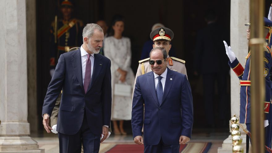 Felipe VI y la reina Letizia contemplan las pirámides de Guiza