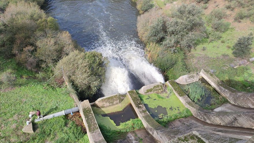 El pantano cacereño del Guadiloba abre compuertas al 85%