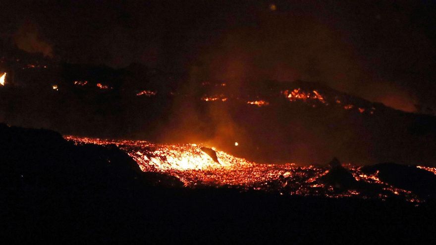 La Palma afronta otra noche de rugidos y temblores mientras una de las coladas de lava del volcán se aproxima al mar