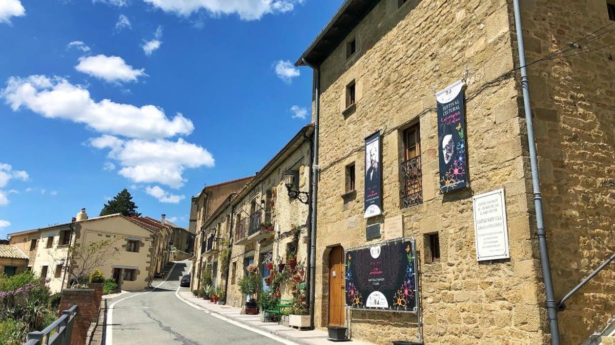 Vistas de la calle Mayor, con la Casa Museo de Ramon y Cajal.