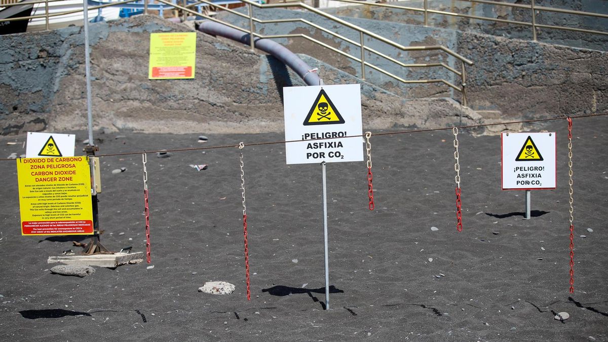 La presencia de los sensores y de los carteles que advierten sobre el riesgo de CO2 forma ya parte del paisaje de Puerto Naos.