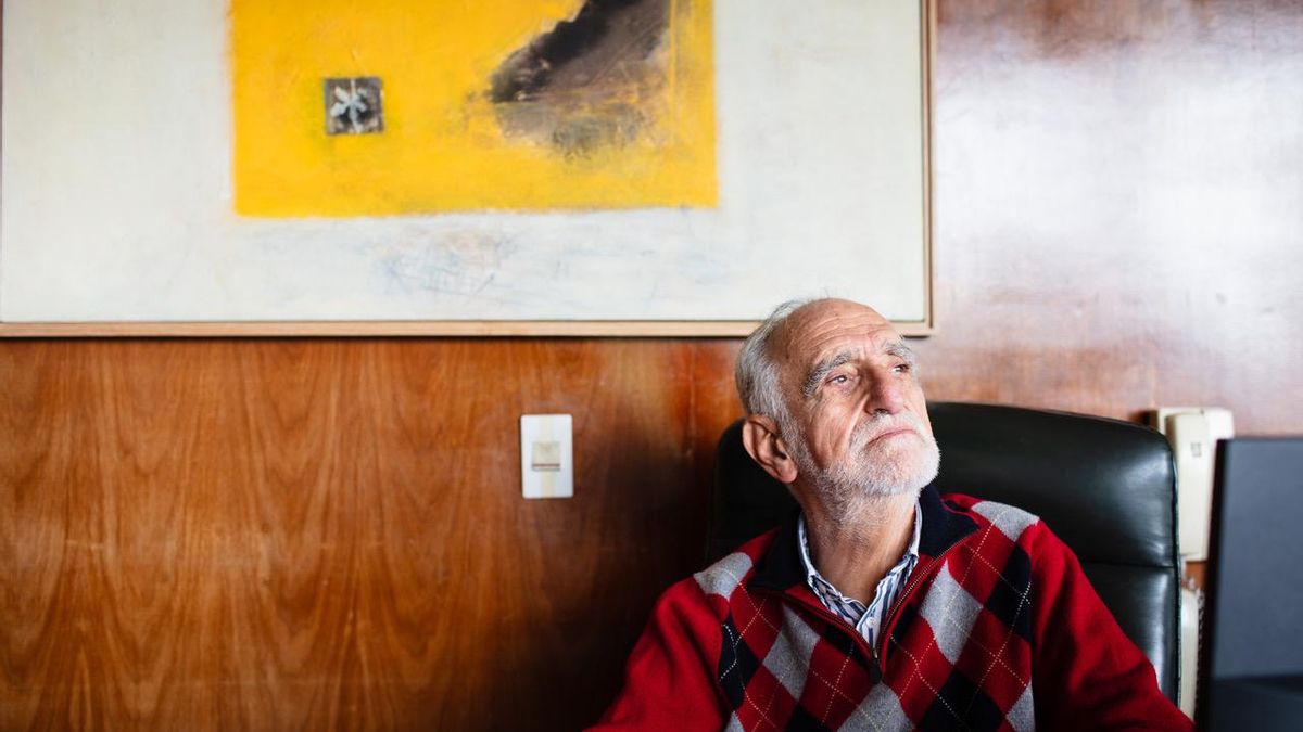 El abogado, filósofo y doctor en Economía y Sociología colombiano Hernando Gómez Buendía, en su casa de Bogotá.