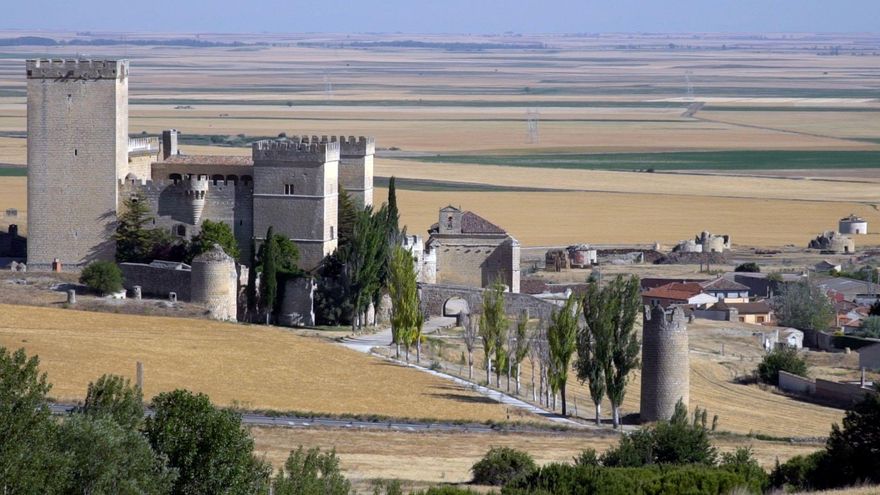 El pequeño pueblo medieval que alberga uno de los castillos con más historia y mejor conservados de España