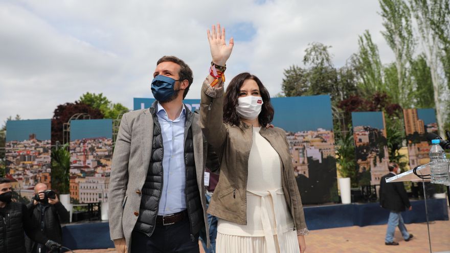 Ayuso pide no caer "en guerras estériles" el 4M mientras Casado acusa a la izquierda de "resucitar al dóberman"