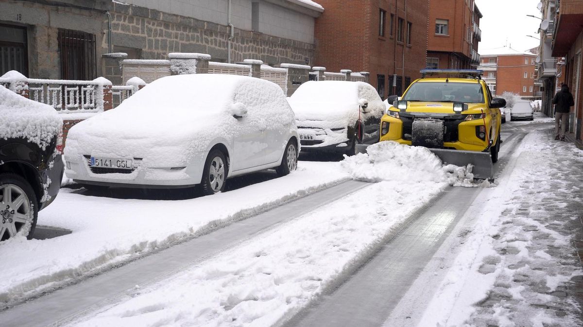 Un coche de Protección Civil con una pala quitanueves retira la nieve en una calle de Ávila este miércoles.