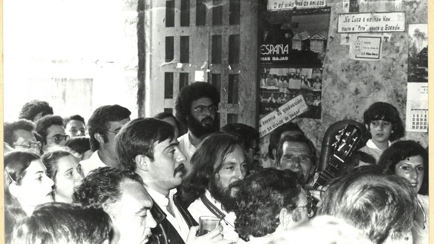 Suso Vaamonde actuando entre el público en la taberna del Cuco de Velle.