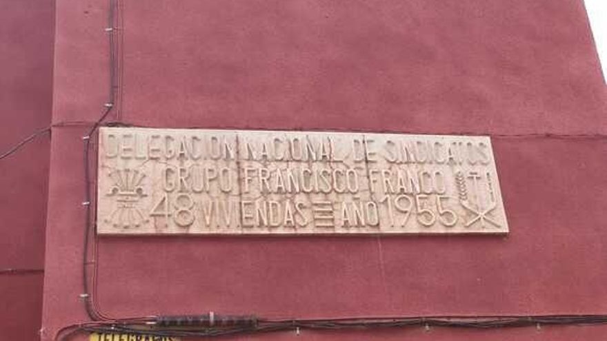 Piden al Ayuntamiento de Molina de Aragón que se retire una "gran placa" de "exaltación franquista"