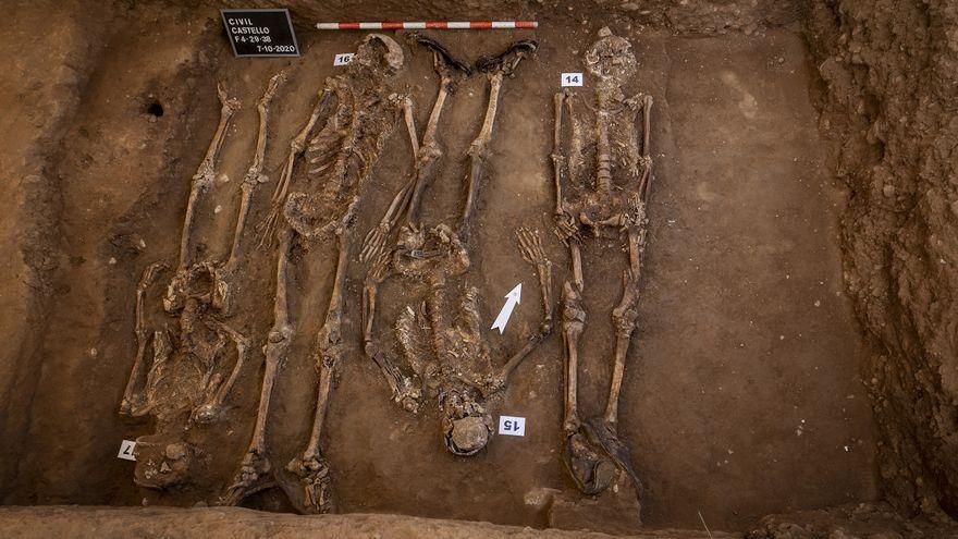 Cuerpos en la fosa del cementerio civil de Castelló.
