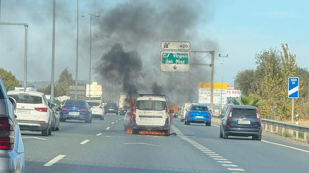 Grandes retenciones en la autovía por una colisión múltiple que ha provocado el incendio de un turismo