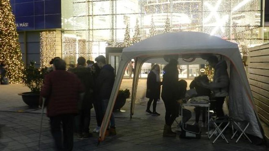 Carpa de de concienciación de Jóvenes X el Clima León, frente al centro comercial Espacio León.