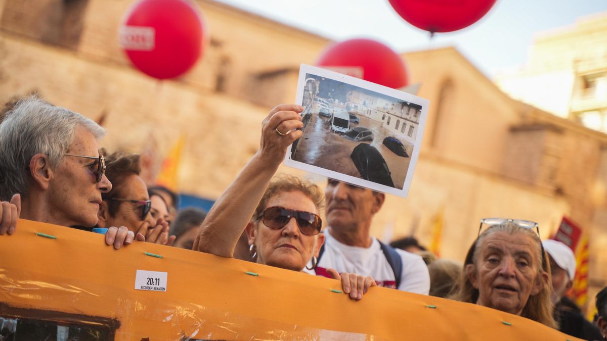 Varias personas con pancartas de los destrozos de la dana, durante una manifestación para reclamar la dimisión del president de la Generalitat, Carlos Mazón