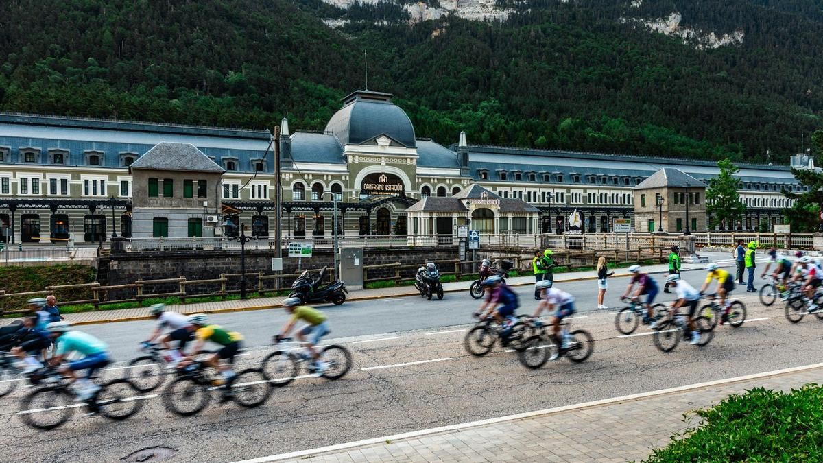 Consigue uno de los cuatro dorsales que elDiario.es sortea para la prueba cicloturista Quebrantahuesos
