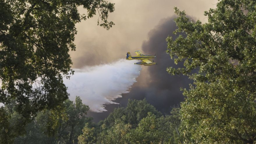 Un hidroavión lanza agua sobre el incendio de Fermoselle (Zamora), este miércoles entre Zamora y Salamanca. EFE/ J.M.García