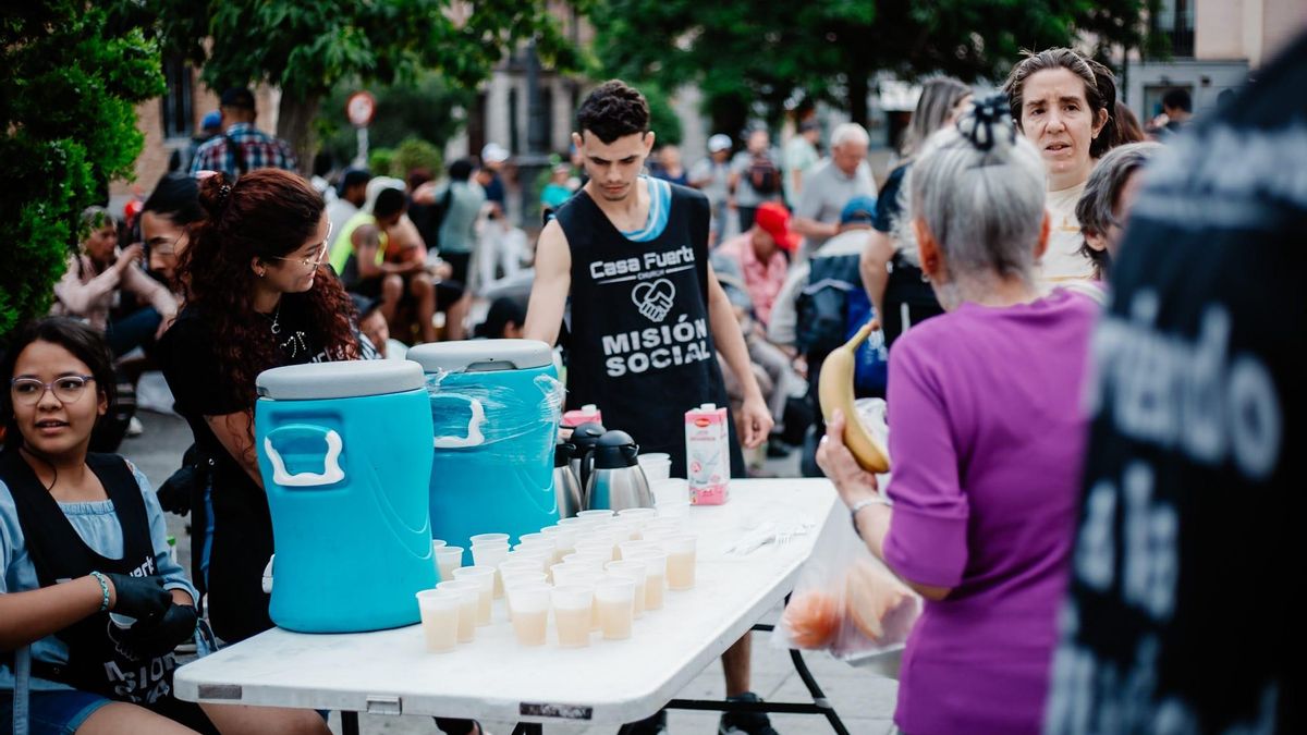 Mientras los turistas brindan, otros cenan en el suelo: colas del hambre a un minuto de la Gran Vía de Madrid