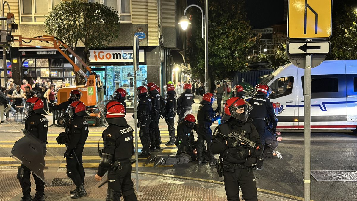 Agentes de la Ertzaintza durante los disturbios en Bilbao por el acto fallido de Vito Quiles.