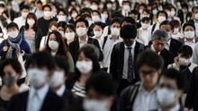Decenas de personas se dirigen a su puesto de trabajo en Tokio.