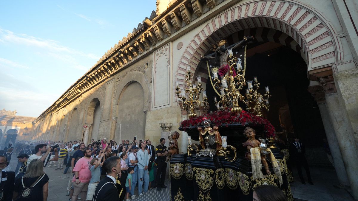 Traslado del Cristo de Remedio de Ánimas después del Magno Vía Crucis