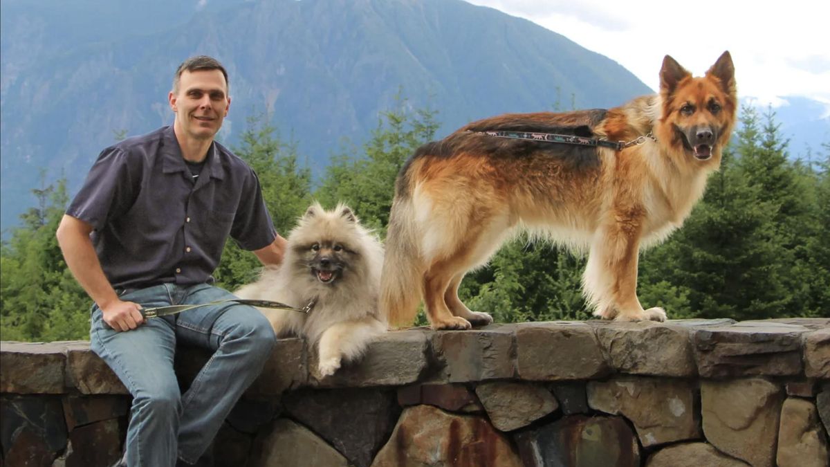 Matt Kaeberlein, con su perra Chloe y el fallecido Dobby.