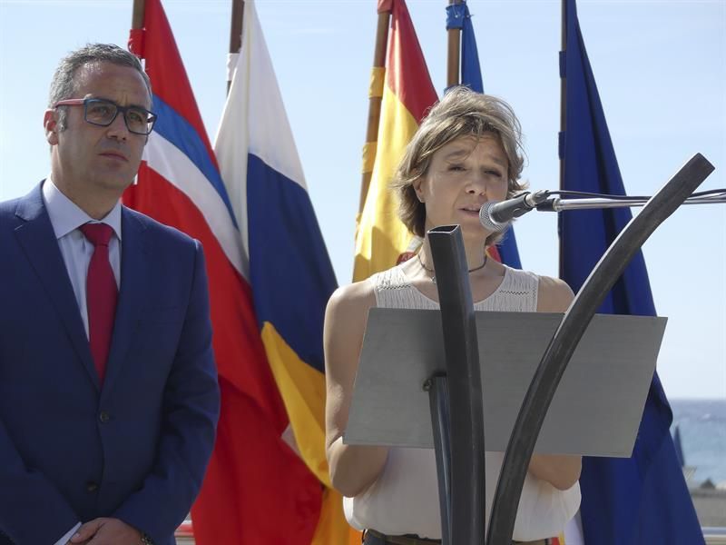 La ministra de Agricultura, Pesca y Medio Ambiente, Isabel García Tejerina, junto al alcalde de Santa Cruz de La Palma, Sergio Matos