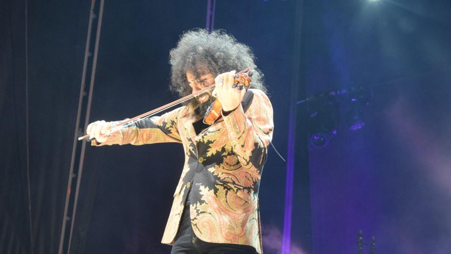 Ara Malikian actúa en Potes ante la expectación de 8.000 personas.