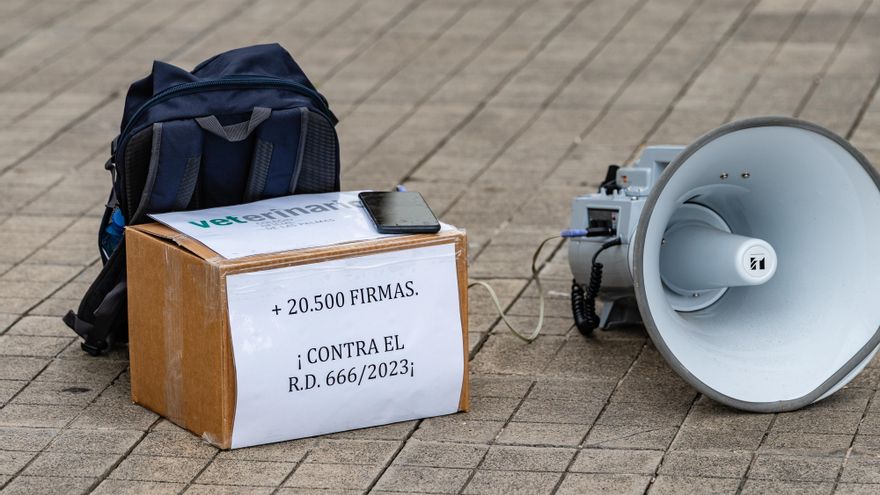 Veterinarios de Las Palmas entregan 20.500 firmas contra el decreto que "limita y ralentiza" su labor