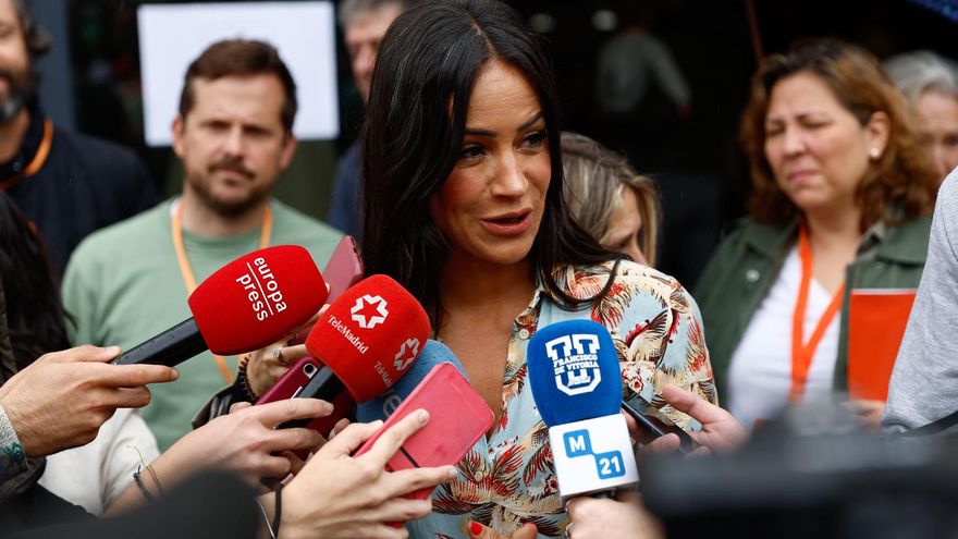 La candidata de Ciudadanos a la Alcaldía de Madrid, Begoña Villacís, atiende a los medios este domingo, durante una visita al colegio electoral del CEIP Alfredo Di Stéfano tras votar fuera de Madrid.