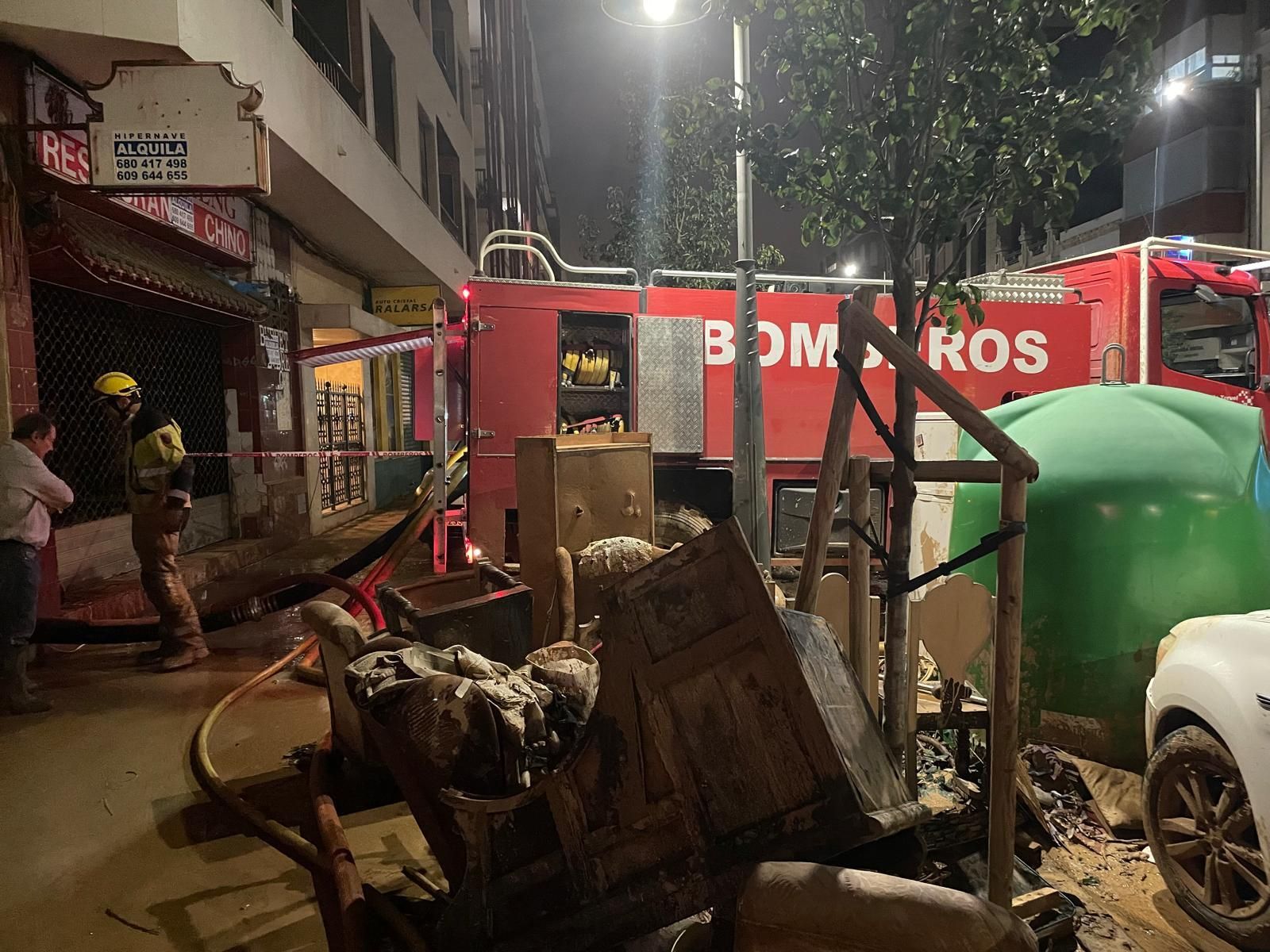 Bomberos de la Diputación de Teruel trabajando en Catarroja