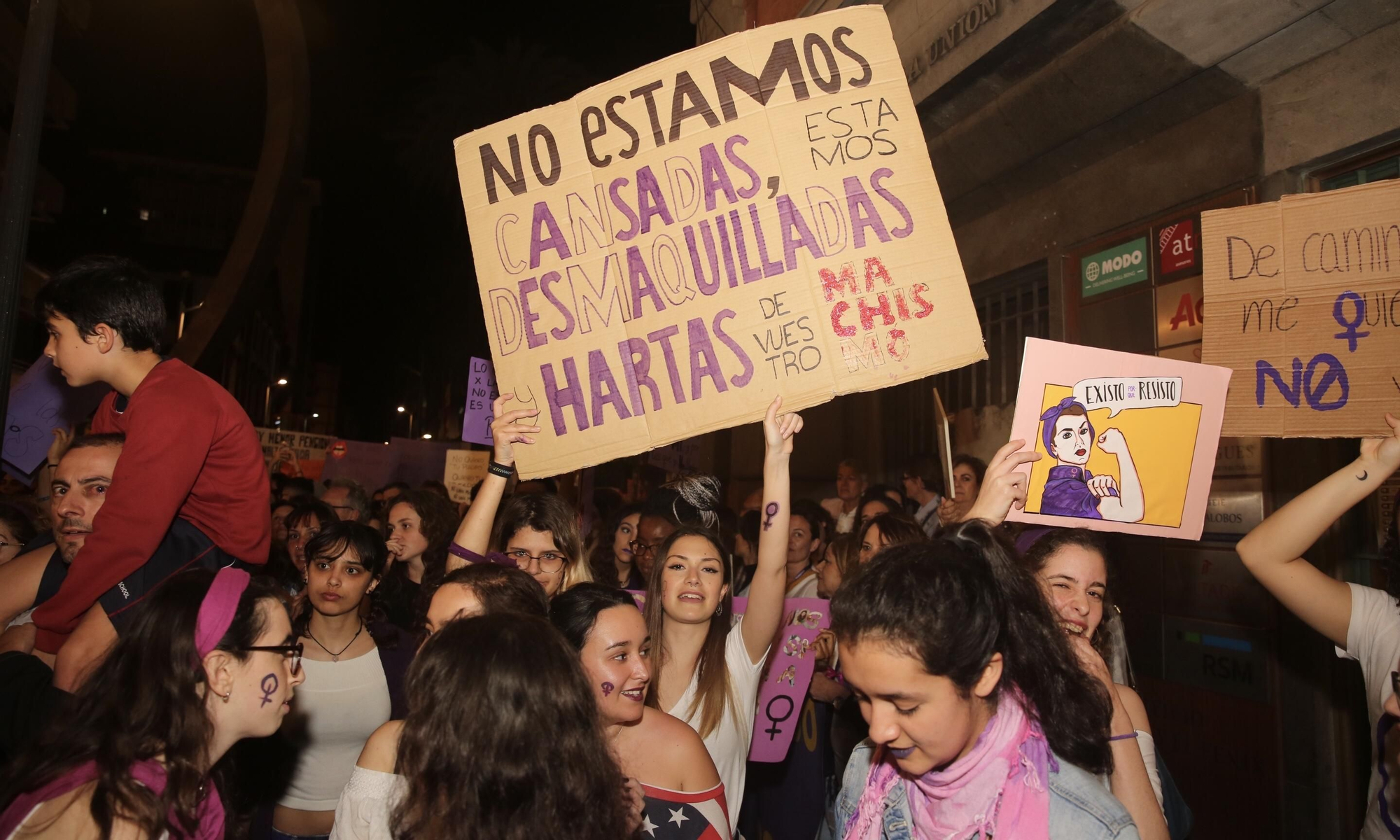 Pancartas exhibidas a su paso por la calle de Triana.