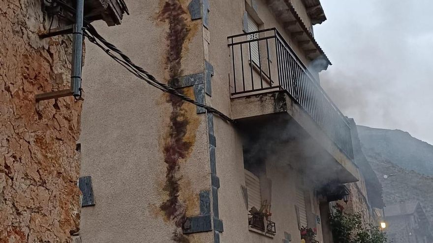Cae un rayo en una vivienda en Brieva y provoca un incendio