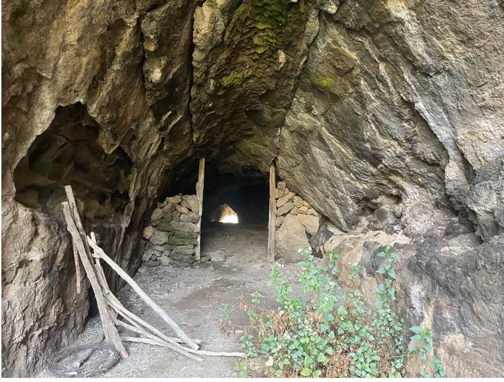 Tubo volcánico de El Jurao que atraviesa el Cuchillete de San Juan y comunica los barrancos de San Juan y Alén (Foto: Jorge Pais Pais).