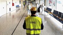 Efectivos de la UME apoyan a Aena en labores de limpieza y desinfección de un aeropuerto.