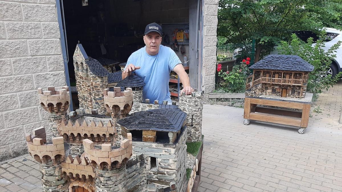 Ángel Rodera 'Gelo' posa en Carracedelo junto a la maqueta del Castillo de los Templarios de Ponferrada.