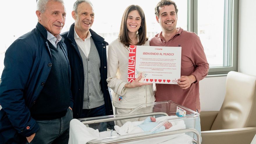 Acto de la iniciaitiva 'Sevillistas de Cuna' en el Hospital Materno-Infantil Quirónsalud Sevilla