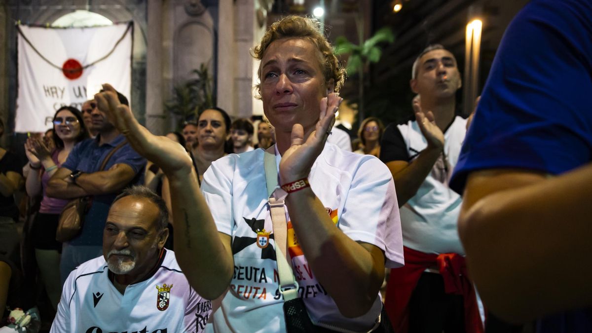 Una mujer aplaude emocionada ante las palabras de Vivas.
