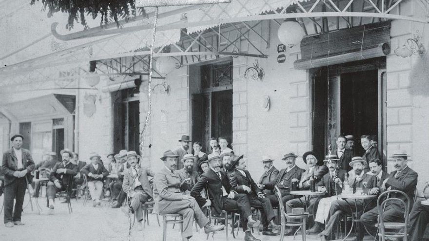Exterior del Café Suizo en 1900