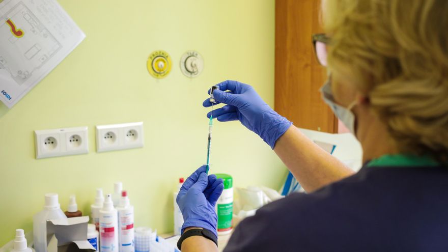 Una enfermera se prepara para administrar una dosis de la vacuna contra la COVID-19 en el Hospital muncipal de Poznan, Polonia, en una imagen de archivo. EFE/EPA/Marek Zakrzewski