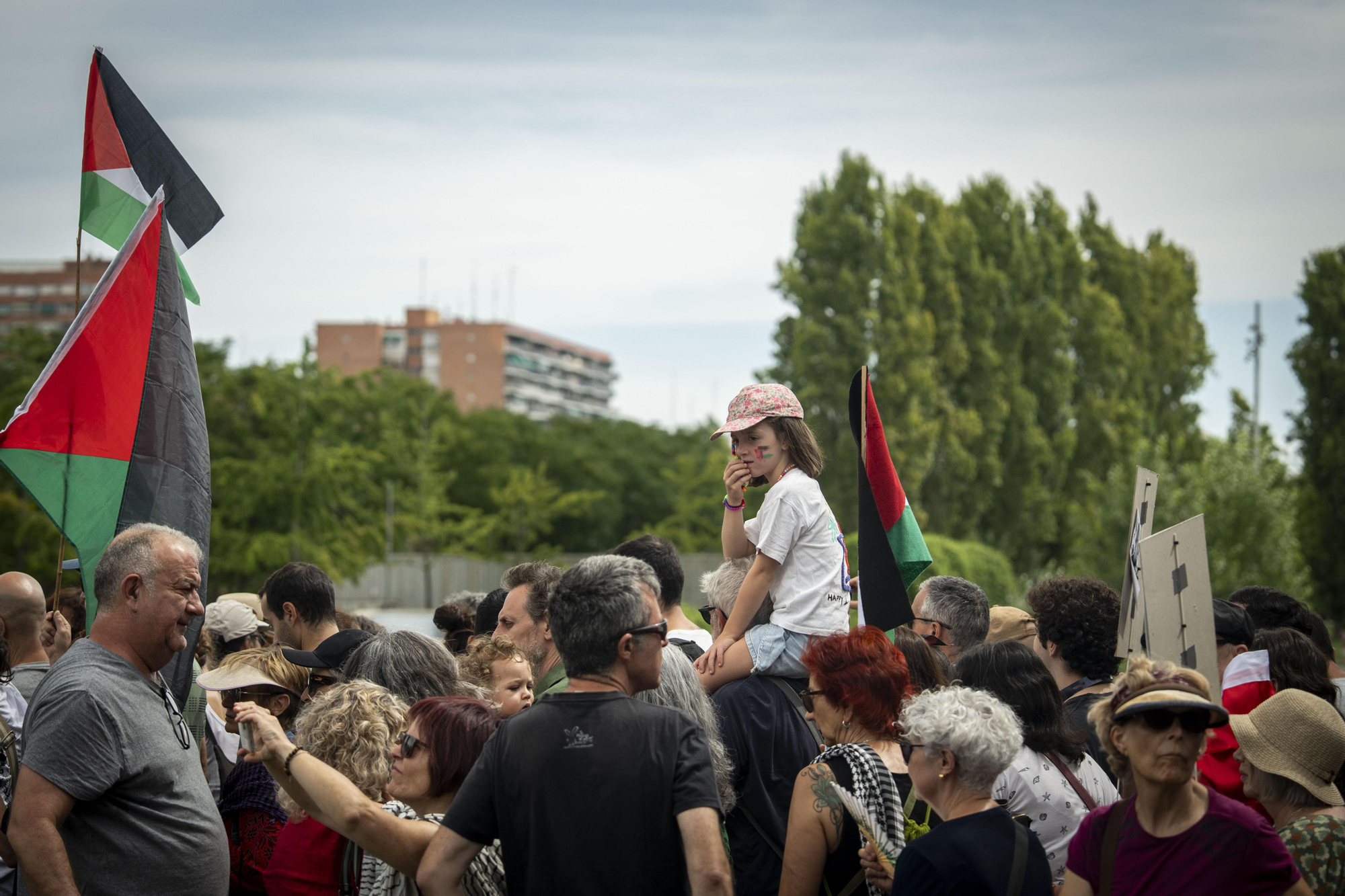 Cientos de personas llenan las orillas de Madrid Río en solidaridad con Gaza y para apoyar a la Global Sumud Flotilla
