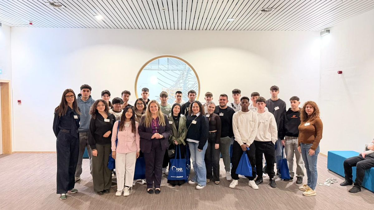 La eurodiputada riojana acompañó al alumnado del IES logroñés