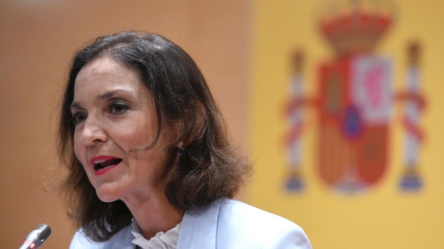 La ministra de Industria, Comercio y Turismo Reyes Maroto, durante la rueda de prensa tras la visita al Palacio de Congresos de Madrid, que acogerá la nueva sede de la Organización Mundial del Turismo. EFE/Víctor Lerena