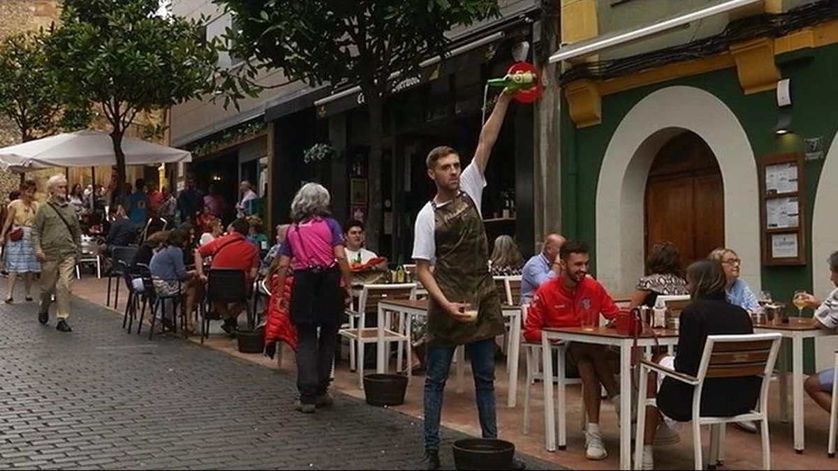 Un camarero echa un culín de sidra en el bulevar de Gascona en Oviedo.