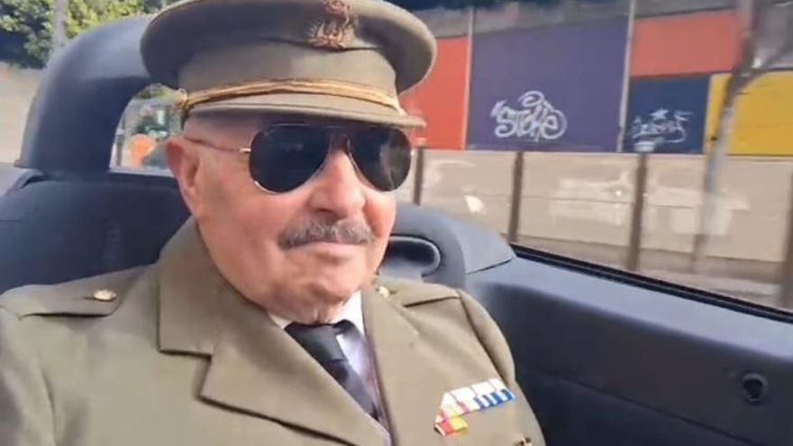 200 euros de multa por pasearse vestido de Franco por València en un descapotable sin cinturón de seguridad