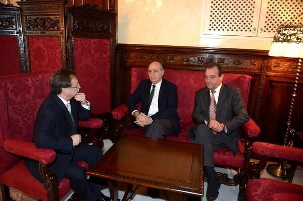 Fernández Díaz durante la reunión con el delegado del Gobierno de Ceuta y el presidnete de la ciudad autónoma./ Ministerio del Interior.