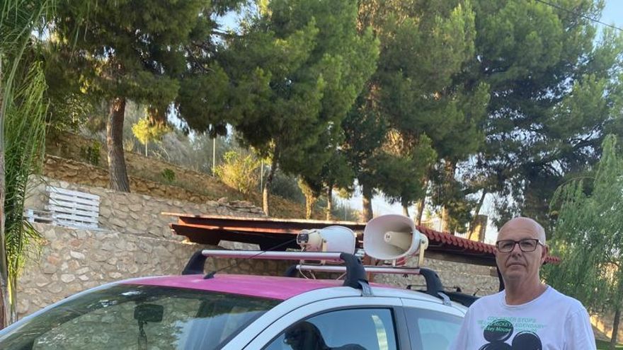Juan Boluda con su coche y sus megáfonos