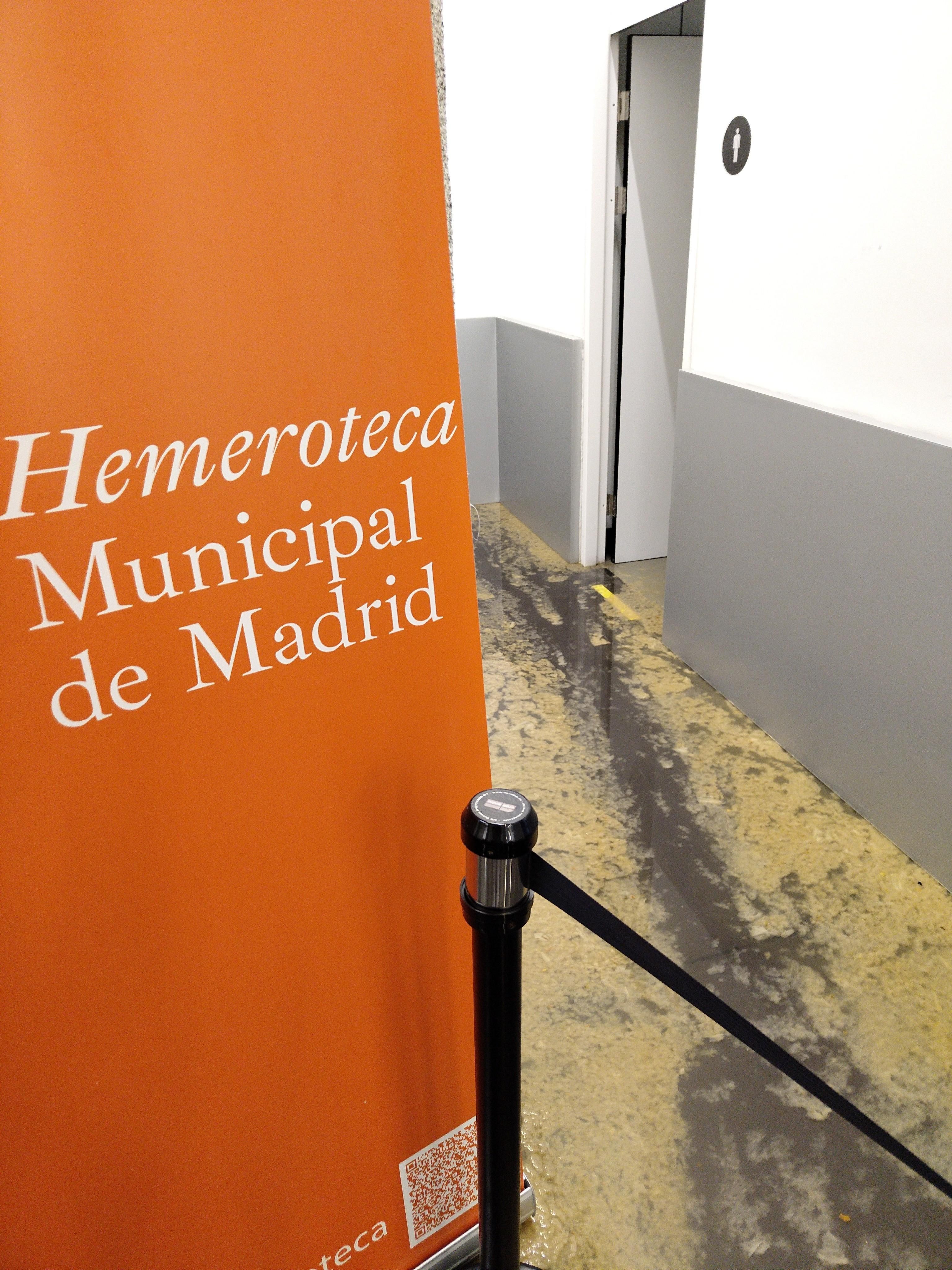 Desborde de aguas fecales desde el baño masculino hacia la zona de la Hemeroteca Municipal