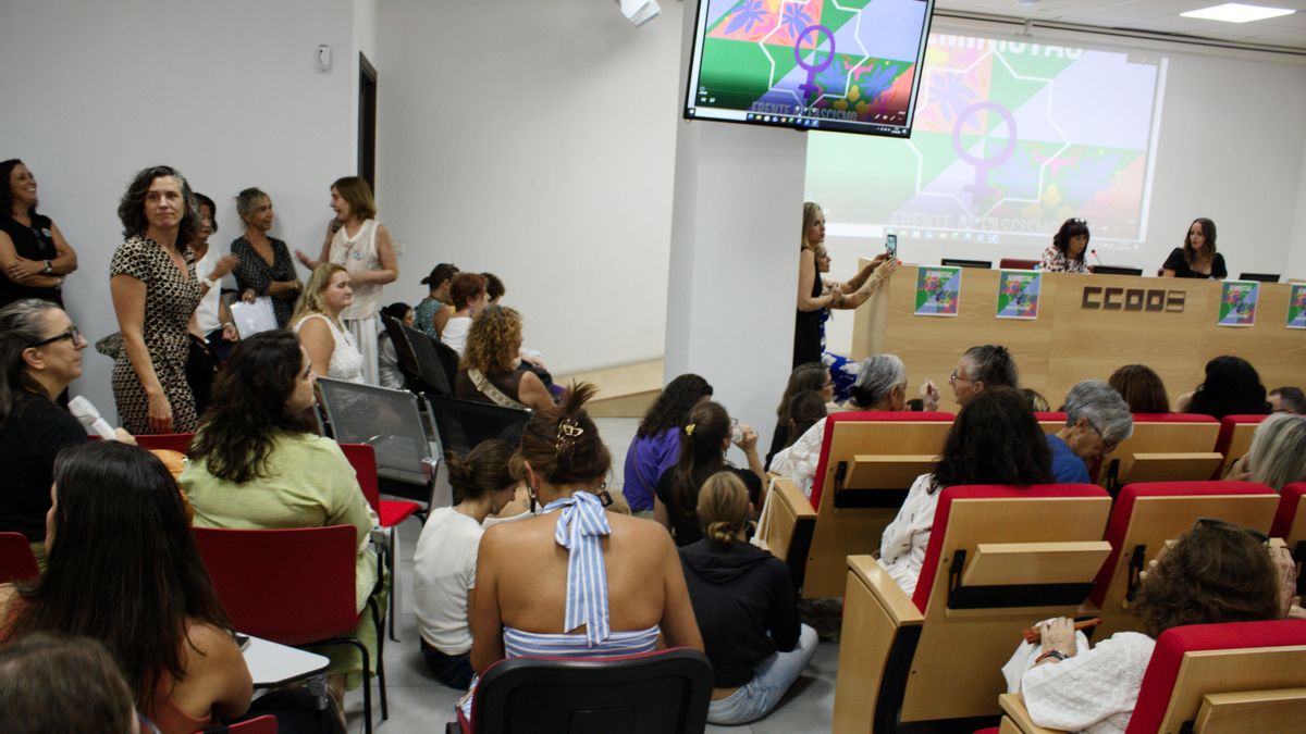 Encuentro para la presentación de Feministas frente al Fascismo, en la sede sevillana de CCOO.